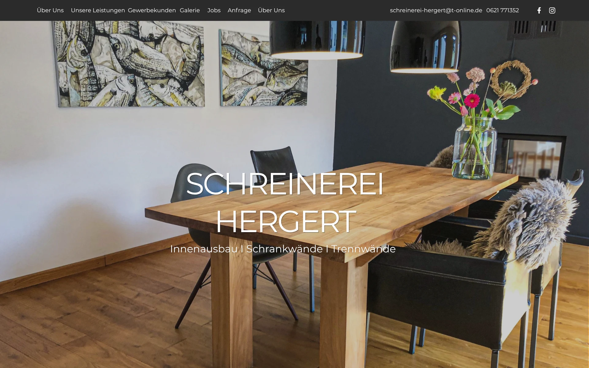 Frühere Website der Schreinerei Hergert: oben das Menü mit Über Uns, Unsere Leistungen, Gewerbekunden, Galerie, Jobs und Anfrage, daneben E-Mail-Adresse und Telefonnummer, darunter über die ganze Breite das Foto eines Esstischs aus Holz mit „Schreinerei Hergert“ und „Innenausbau | Schrankwände | Trennwände“