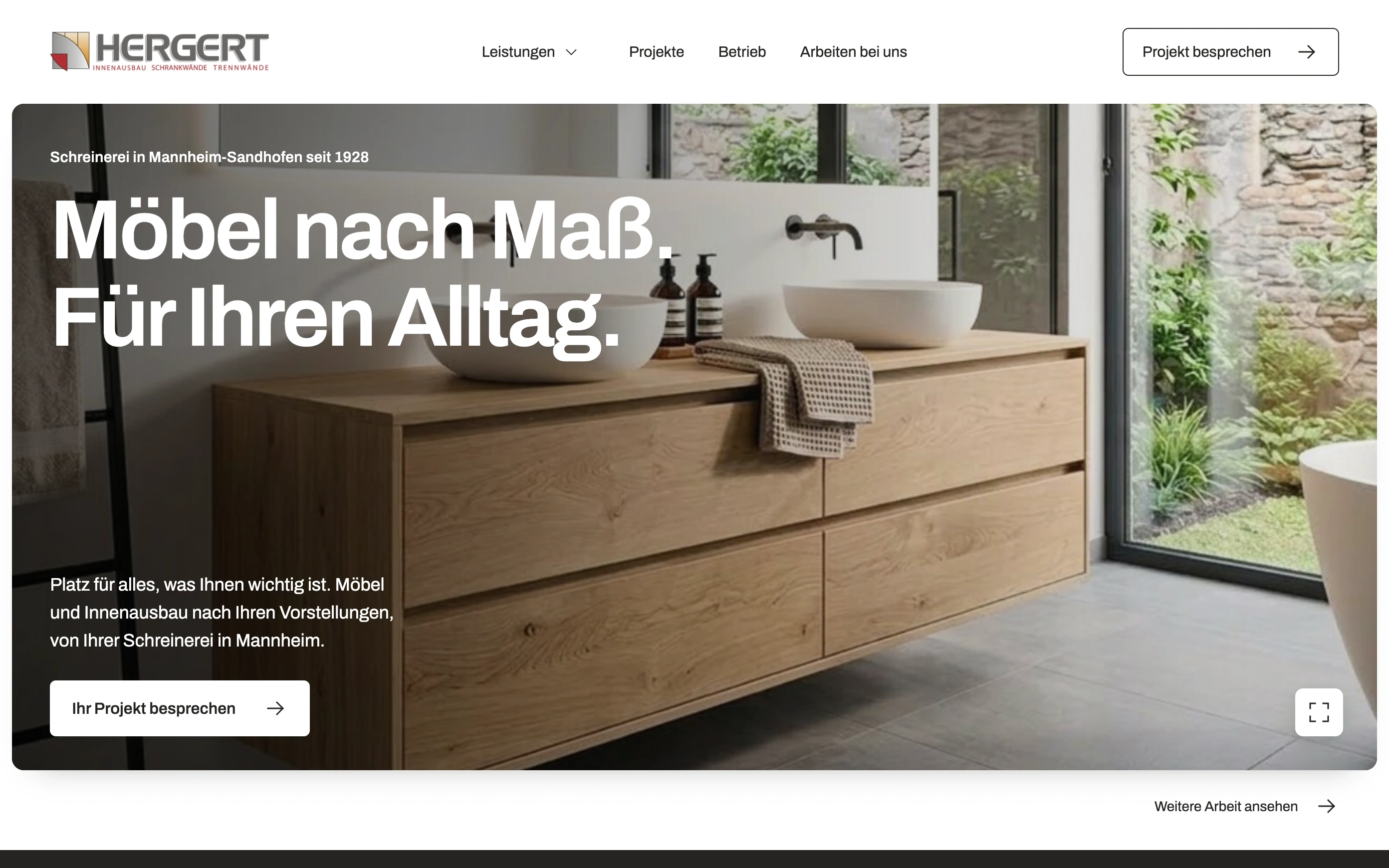 Hergert 2026: Startseite mit Logo und Menü, der Überschrift „Möbel nach Maß. Für Ihren Alltag.“ über einem Badmöbel aus Eiche und dem Knopf „Ihr Projekt besprechen“.