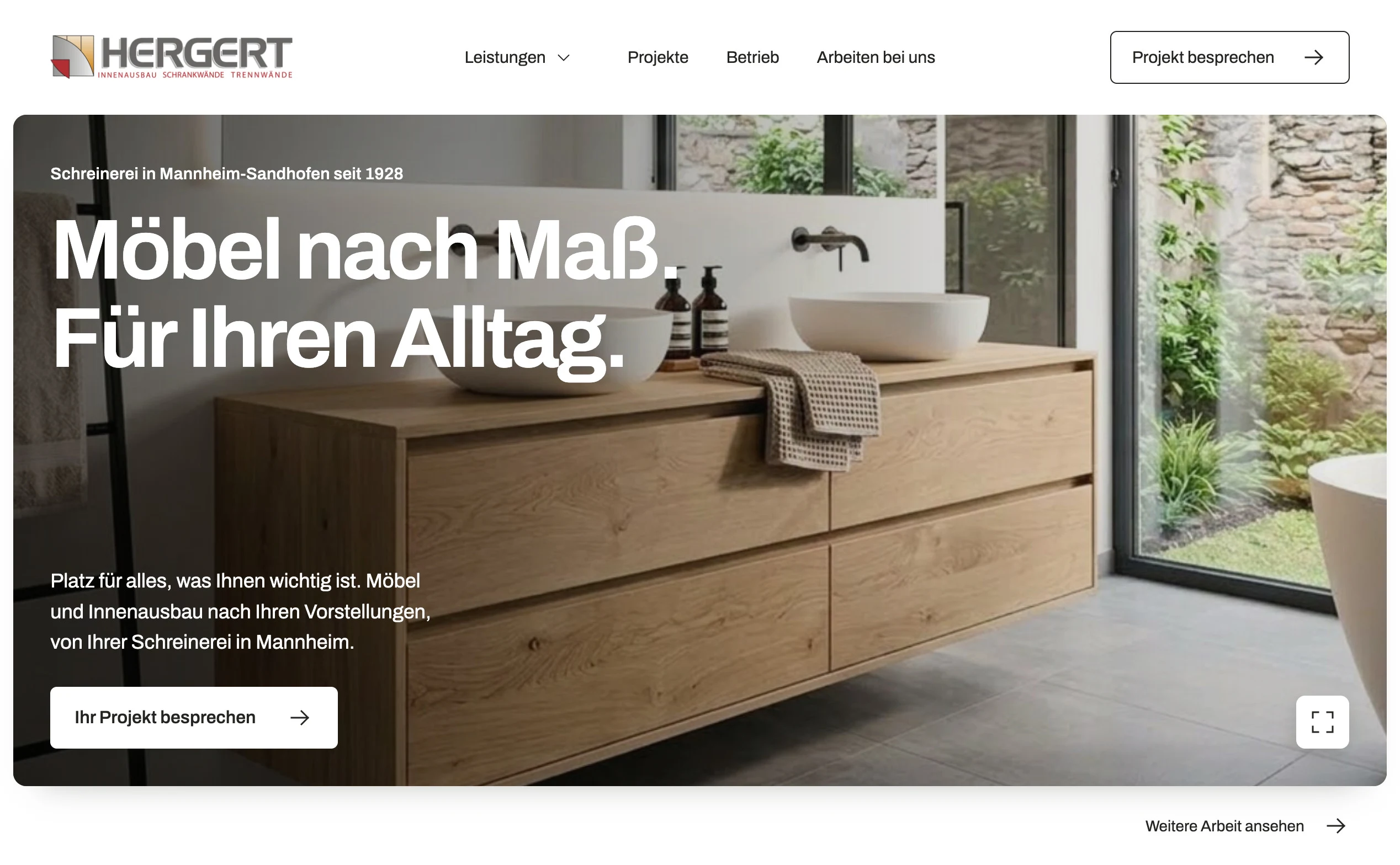 Neue Website der Schreinerei Hergert: oben das Menü mit dem Punkt „Arbeiten bei uns“, darunter groß das Foto eines Waschtischs mit Holzfronten und der Überschrift „Möbel nach Maß. Für Ihren Alltag.“
