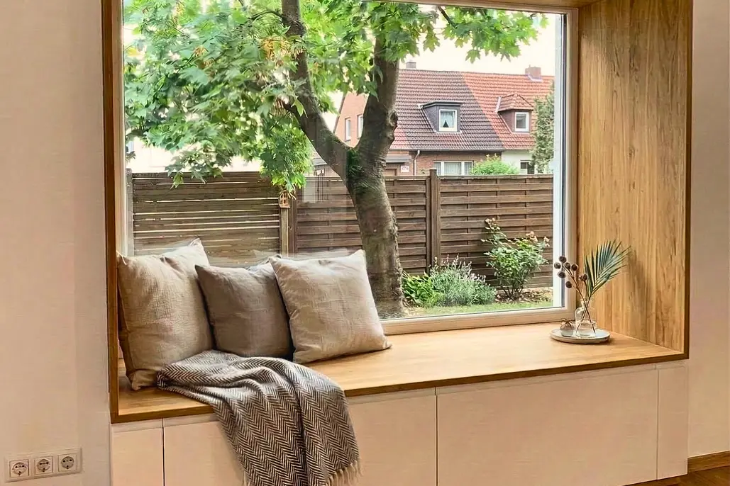 Sitzfenster mit Eichenrahmen und Sitzbank, gebaut von der Schreinerei Hergert