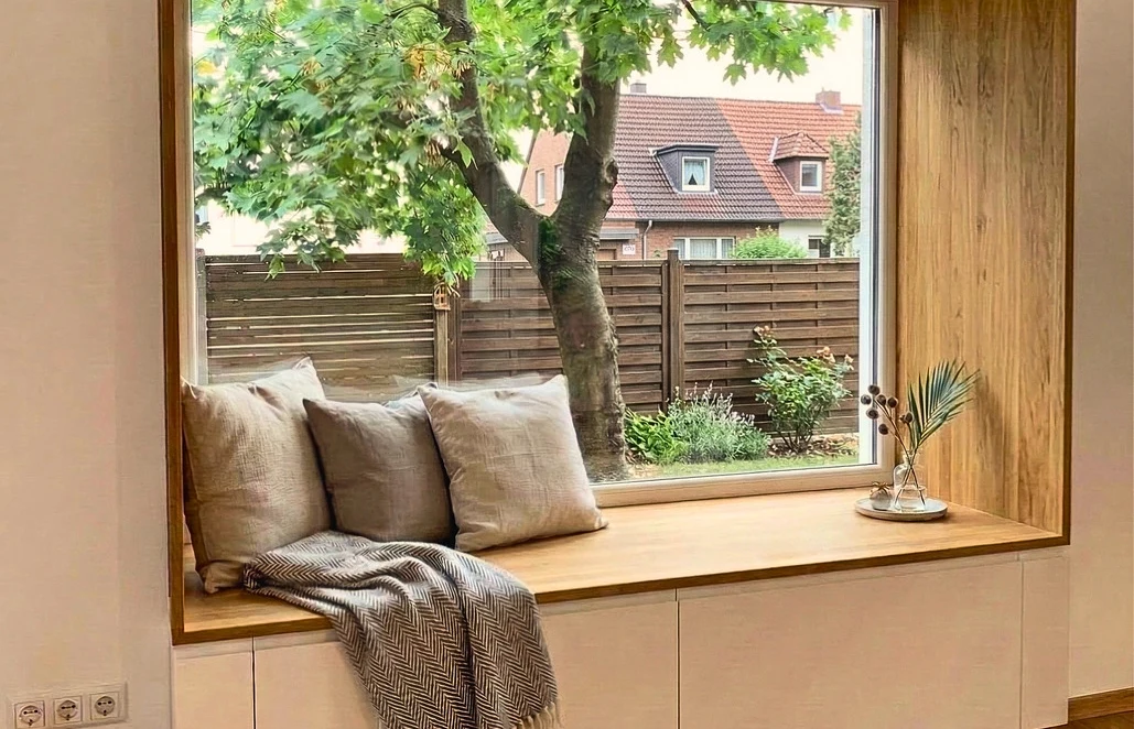 Sitzfenster mit Eichenrahmen und Sitzbank.