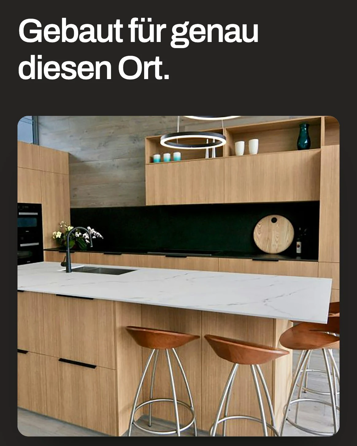 Beispielwebsite der fiktiven Schreinerei Musterholz: Überschrift „Gebaut für genau diesen Ort.“ über dem Foto einer Einbauküche in Eiche.