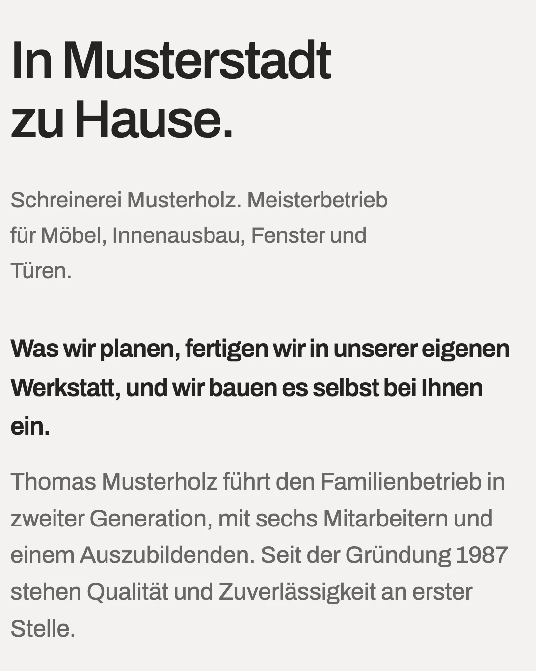 Beispielwebsite der fiktiven Schreinerei Musterholz, Seite über den Betrieb: „In Musterstadt zu Hause.“ Thomas Musterholz führt den Familienbetrieb in zweiter Generation, mit sechs Mitarbeitern und einem Auszubildenden.