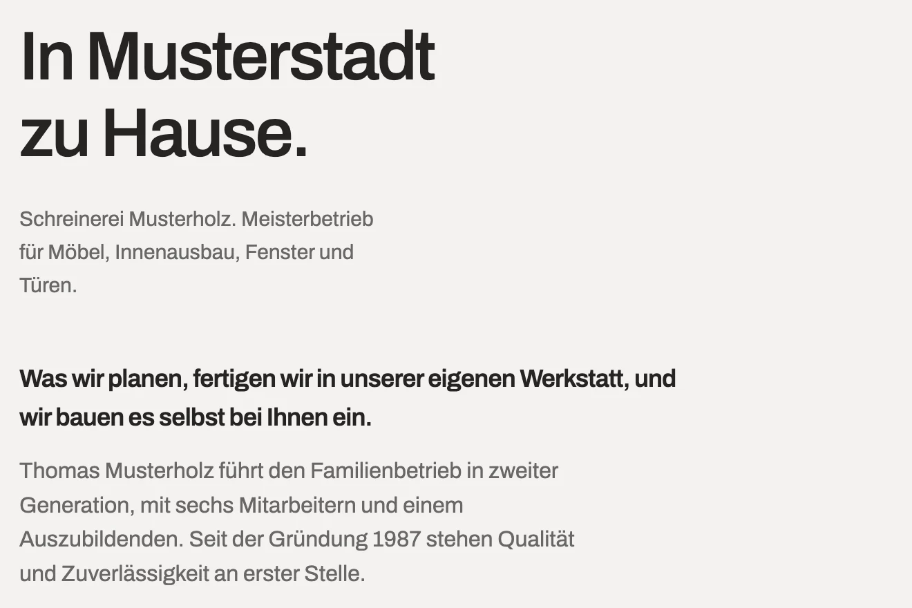Beispielwebsite der fiktiven Schreinerei Musterholz, Seite über den Betrieb: „In Musterstadt zu Hause.“ Thomas Musterholz führt den Familienbetrieb in zweiter Generation, mit sechs Mitarbeitern und einem Auszubildenden.