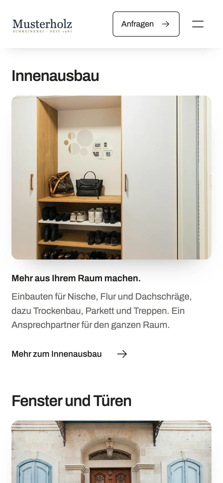 Leistung „Innenausbau“ der Website der fiktiven Schreinerei Musterholz: Foto eines Einbauschranks im Flur.