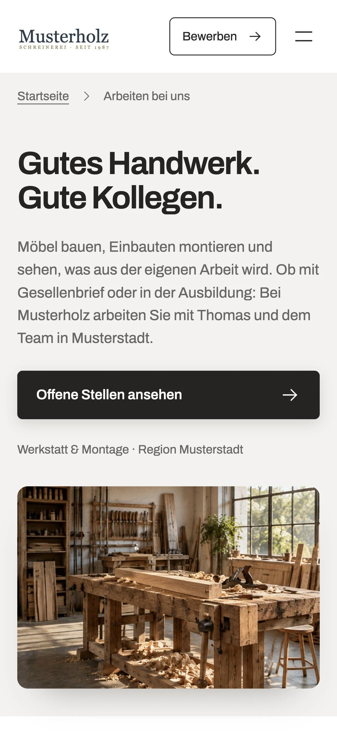 Musterholz-Seite „Arbeiten bei uns“ am Handy: Überschrift, Einleitung und der Knopf „Offene Stellen ansehen“, darunter ein künstlich erzeugtes Beispielbild einer Werkstatt.