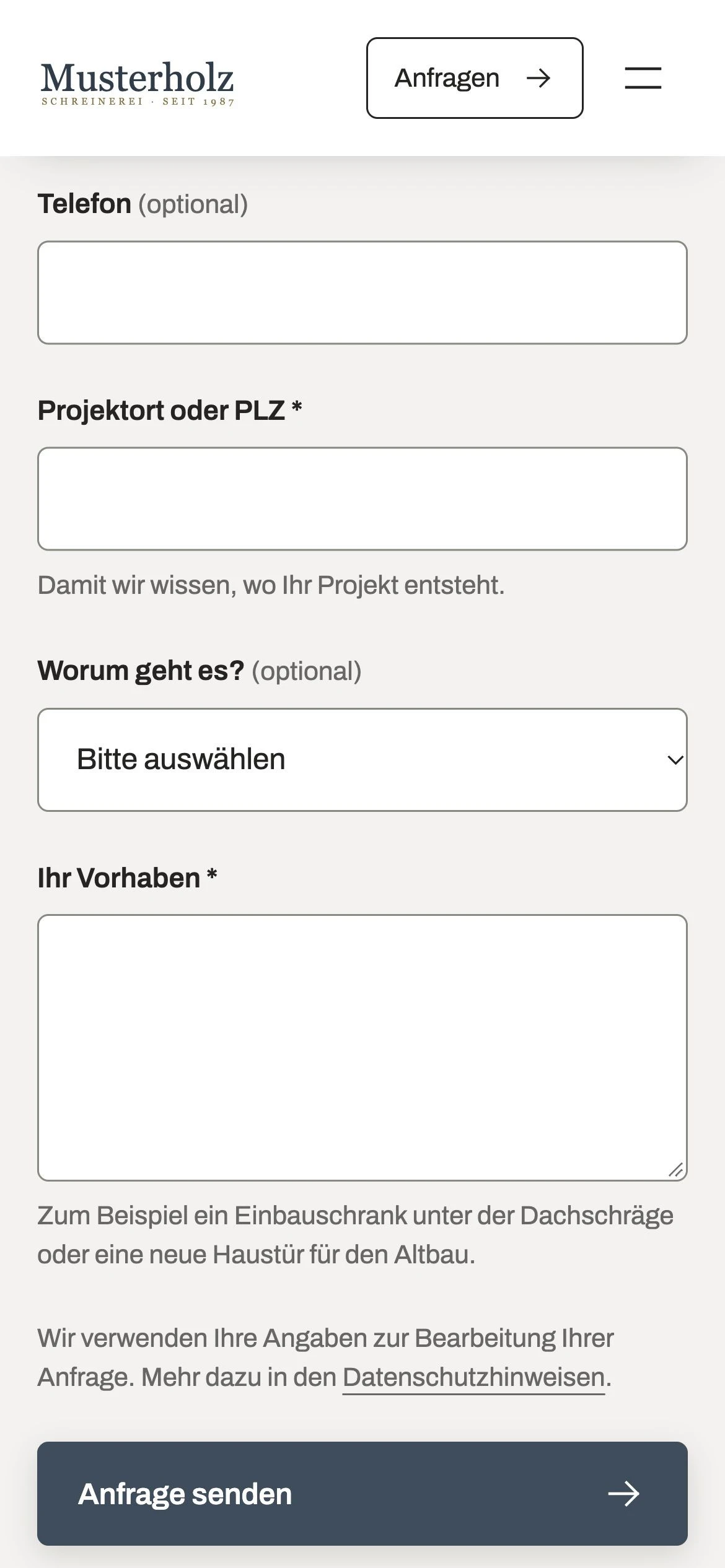 Musterholz-Kontaktseite am Handy, unterer Teil des Anfrageformulars: Projektort, Vorhaben und der Knopf „Anfrage senden“.