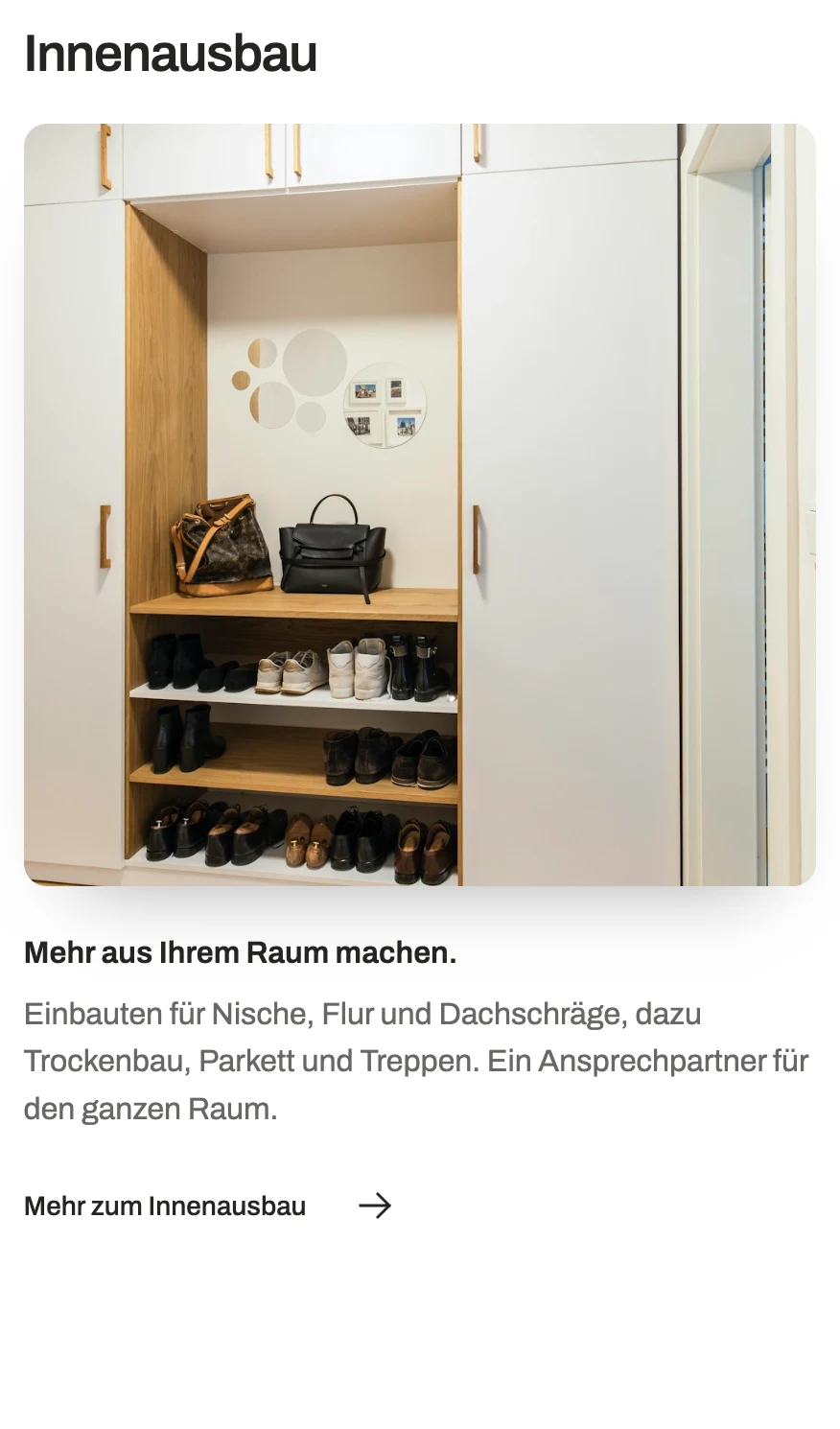 Leistung „Innenausbau“ der Website der fiktiven Schreinerei Musterholz: Foto eines Einbauschranks im Flur.