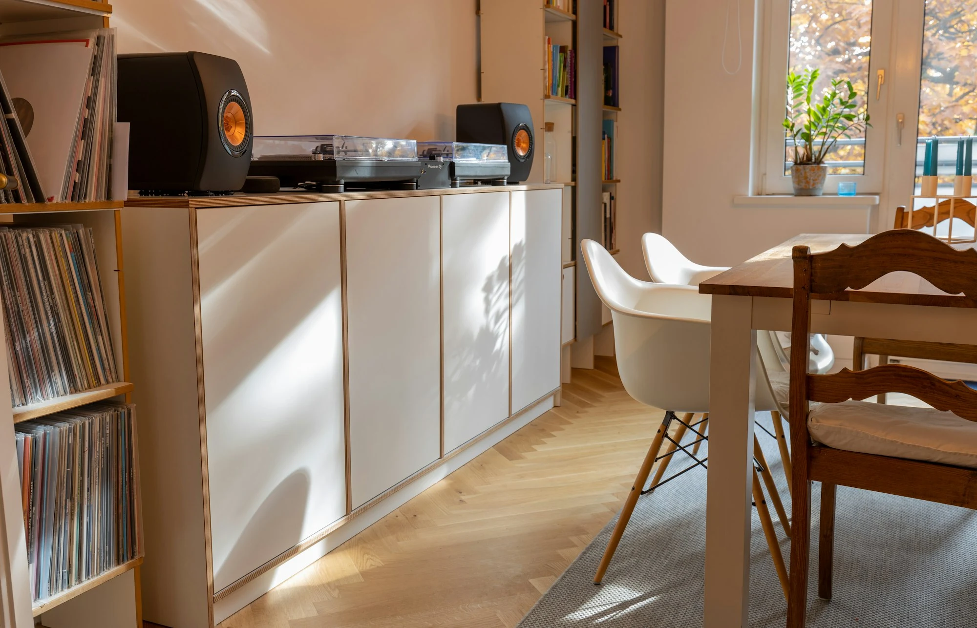 Helles Sideboard mit Plattenspieler und Stauraum in einem Wohnraum.