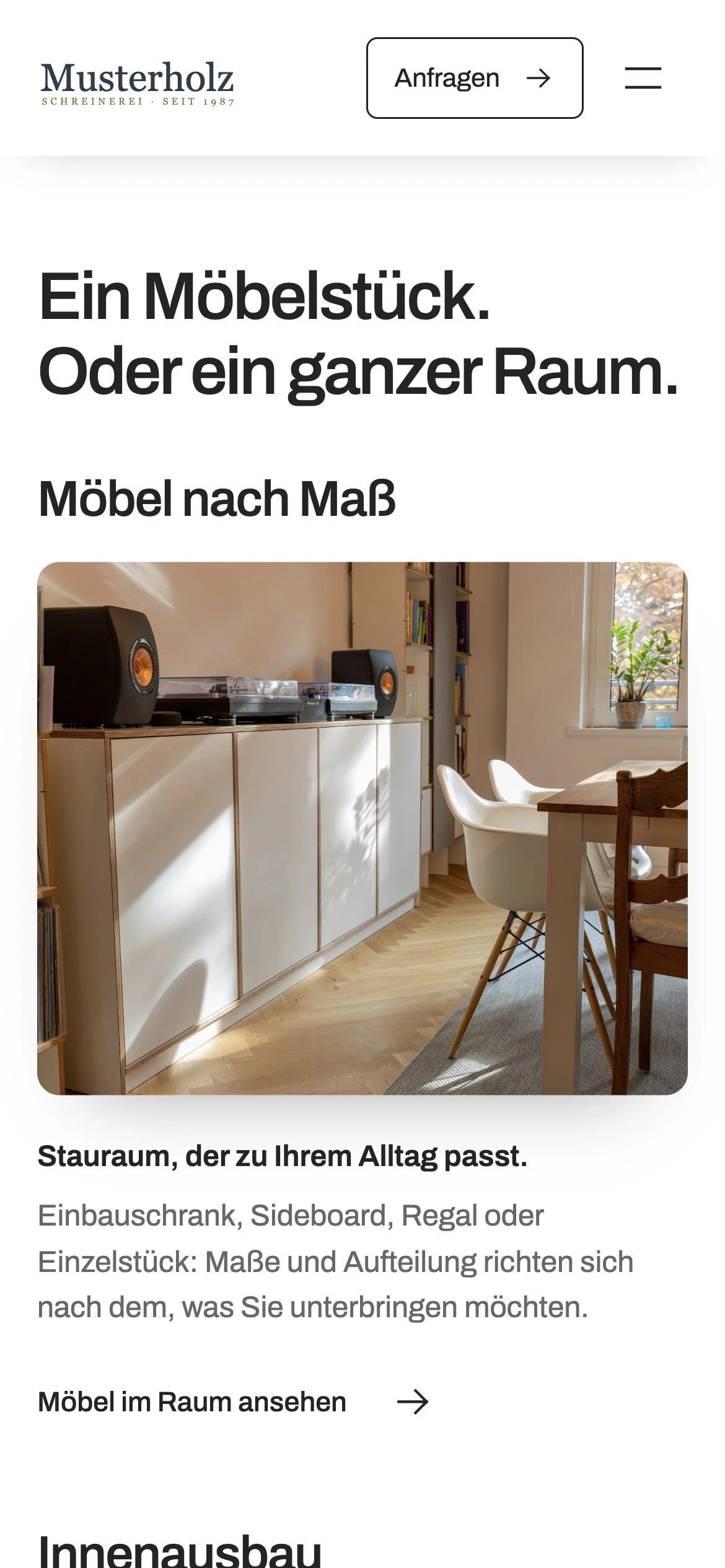 Musterholz-Startseite am Handy, Abschnitt Leistungen: Möbel nach Maß mit Foto eines Sideboards.