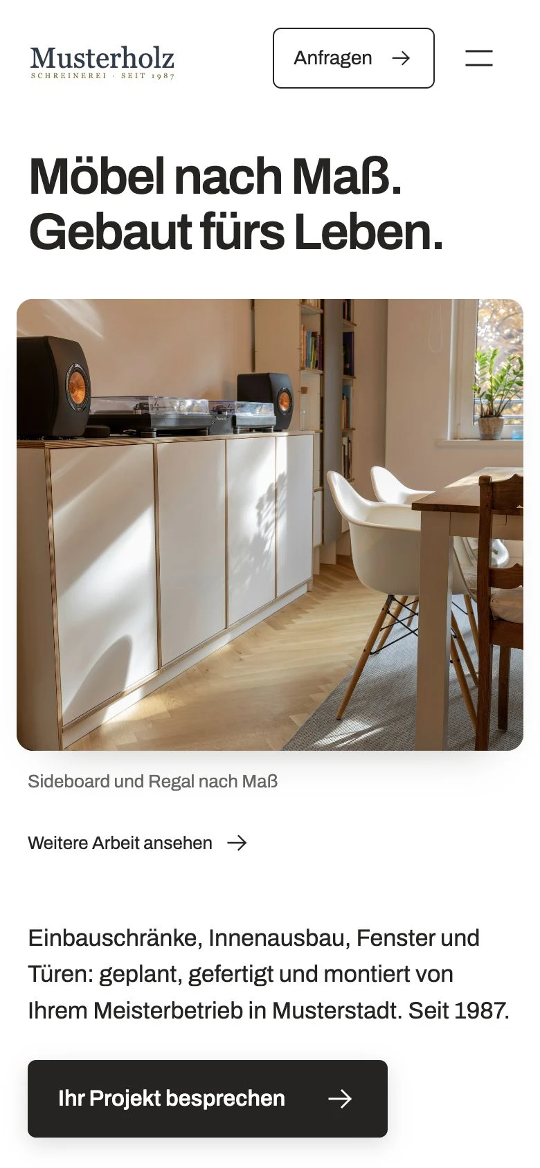 Einstieg der Website der fiktiven Schreinerei Musterholz: Logo, Menü, Knopf „Projekt besprechen“, Foto eines Sideboards.
