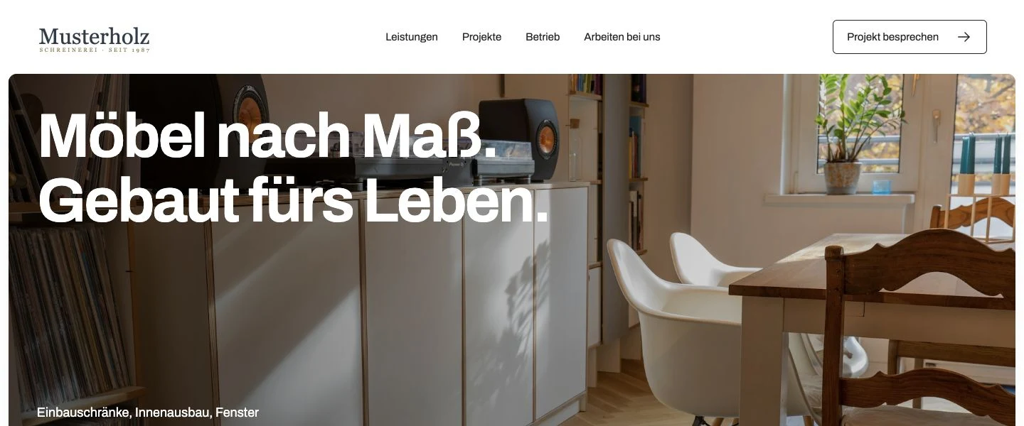 Einstieg der Website der fiktiven Schreinerei Musterholz: Logo, Menü, Knopf „Projekt besprechen“, Foto eines Sideboards.